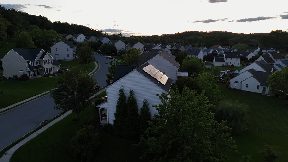 Wohnhäuser mit Solarmodulen auf den Dächern