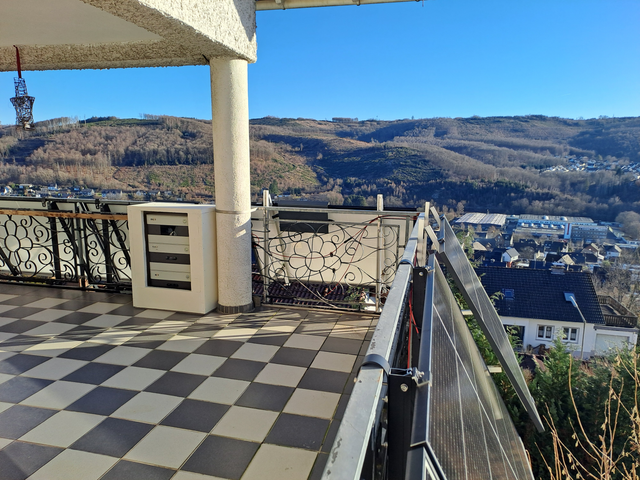 BK-Speicher und Solarmodule auf einem Balkon