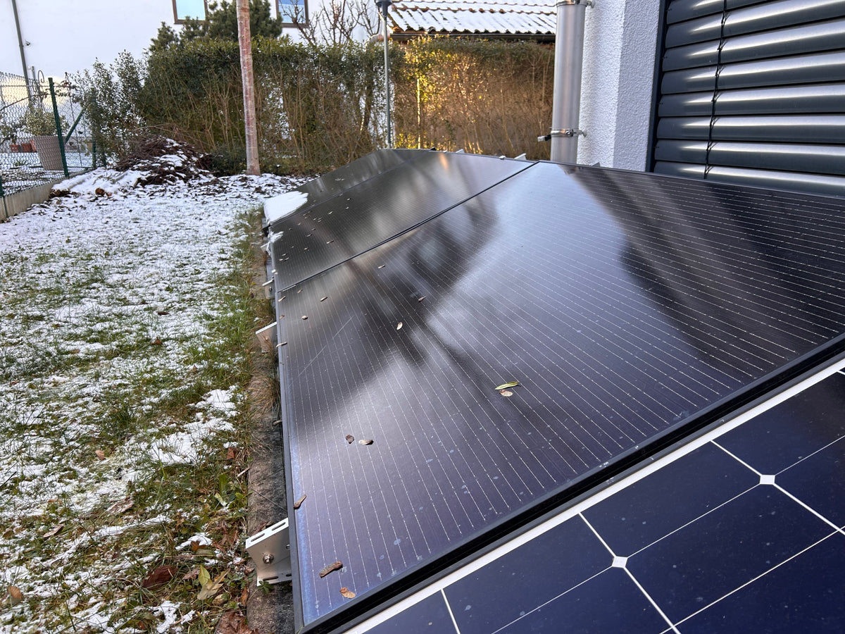 Solarmodule auf einer niedrigen Aufständerung im Garten