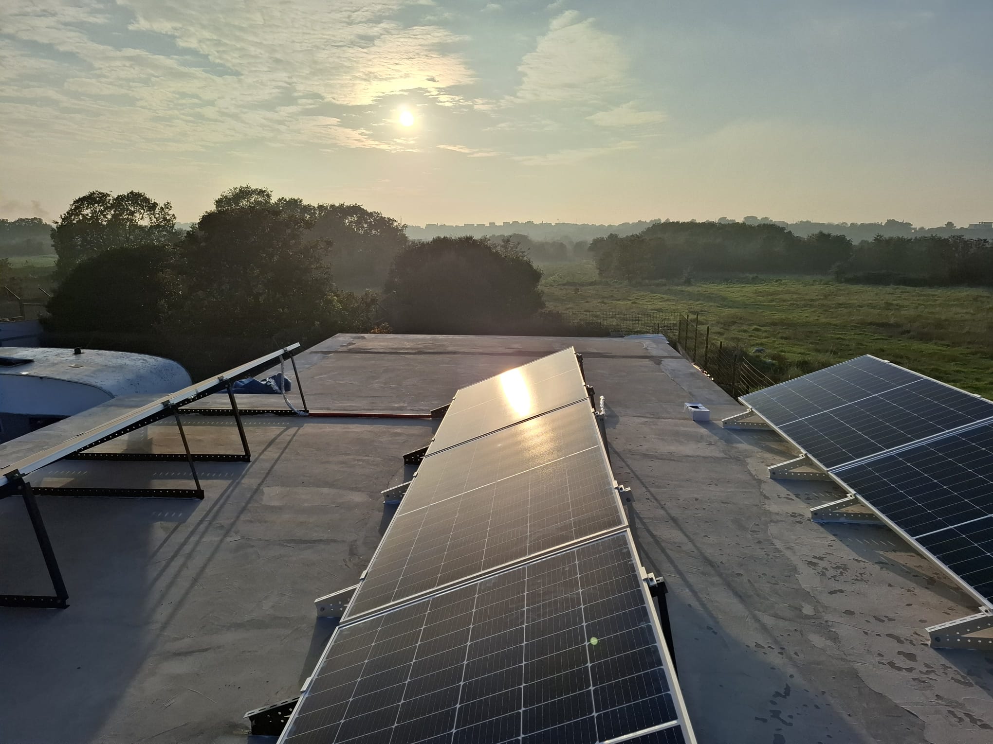 Solarmodule auf einem Flachdach im Abendlicht