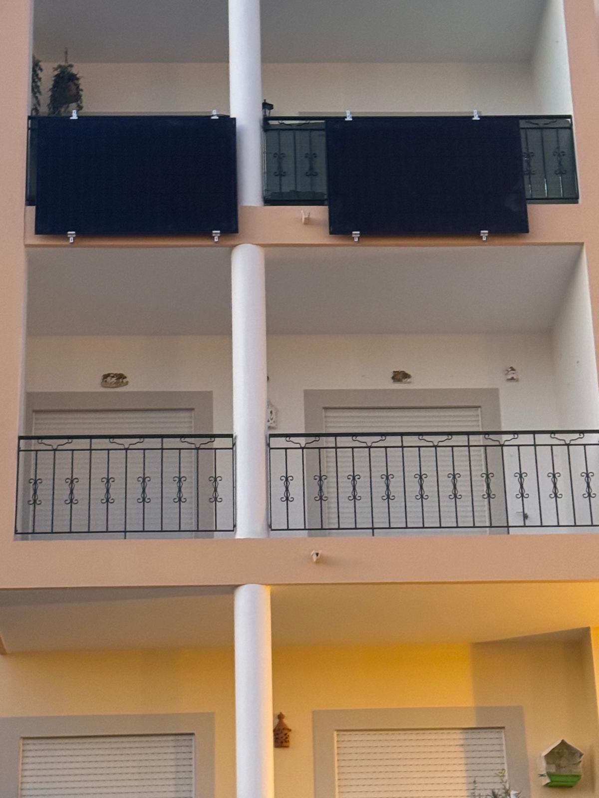 Zwei Solarmodule an einem Balkon eines Mehrfamilienhauses