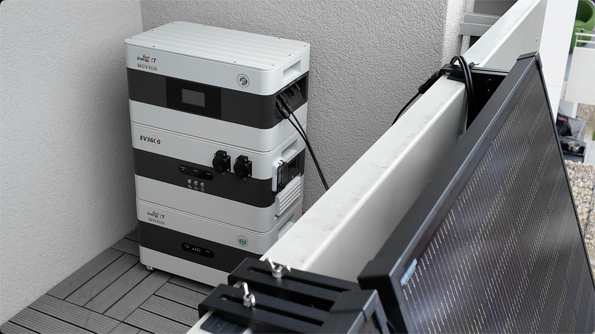 BK215 PLUS Speichersystem mit EV3600 und Erweiterungsspeichern auf einem Balkon
