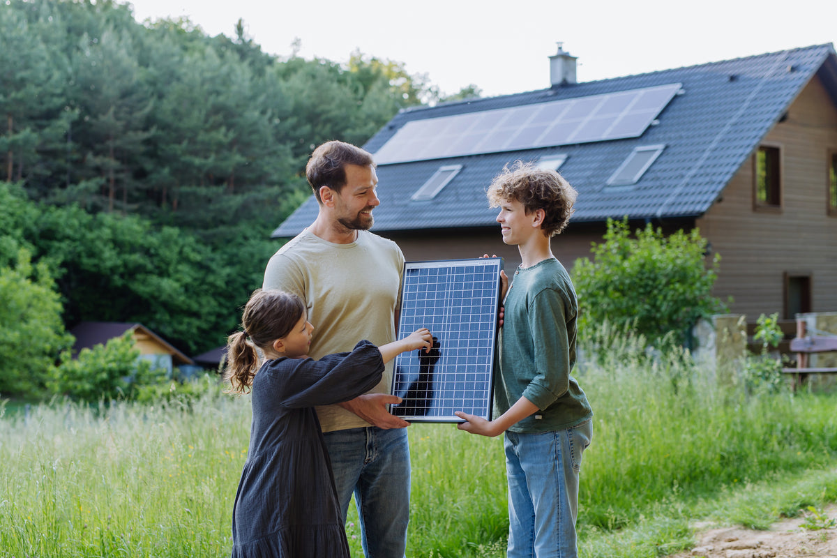 Photovoltaik und Energiespeicher an einem Wohnhaus